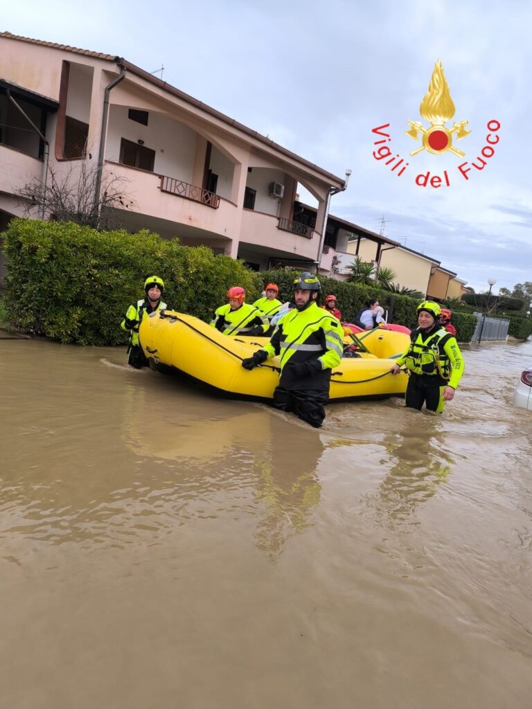 Esonda il Crati, terreni, strade, centri abitati invasi dall'acqua (VIDEO) 2 crati vigili del fuoco 1