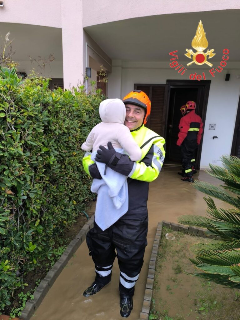 Esonda il Crati, terreni, strade, centri abitati invasi dall'acqua (VIDEO) 5 crati vigili del fuoco 2 1 1