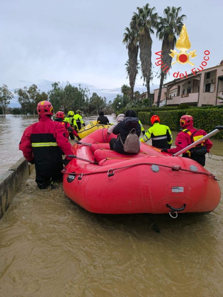 Esonda il Crati, terreni, strade, centri abitati invasi dall'acqua (VIDEO) 3 crati vigili del fuoco 3