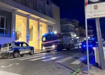 Crolla una parte del soffitto del Teatro Comunale Manfroce di Palmi: 3 feriti