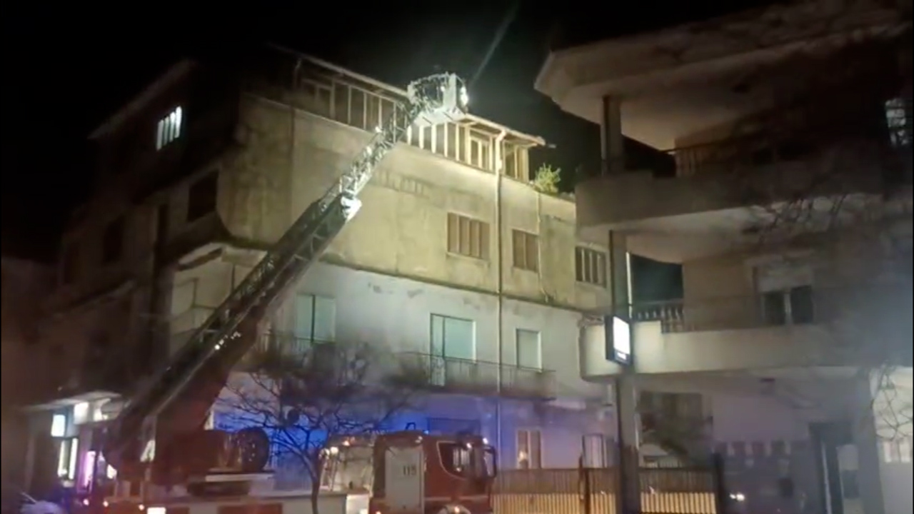 Maltempo, alberi e cornicioni caduti: Vigili del Fuoco a lavoro fino a tarda sera anche a Vibo Valentia (VIDEO)