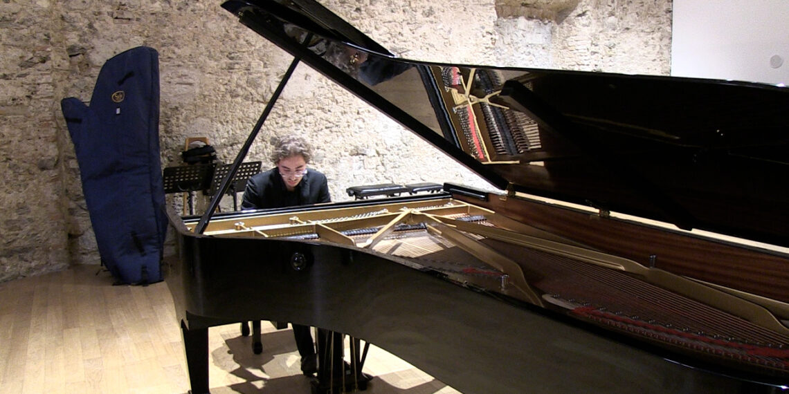 Il virtuosismo pianistico di Josef Edoardo Mossali al Festival Giovani Talenti Musicali Italiani nel Mondo (VIDEO)
