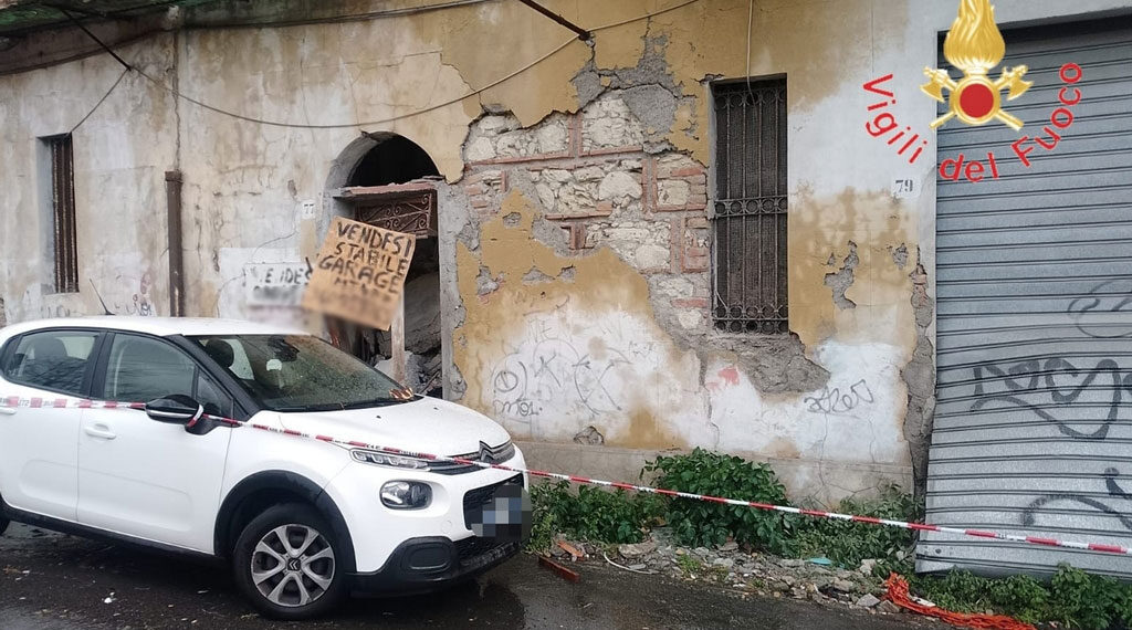 Immobile a rischio crollo in via Carlo V a Catanzaro 1 Immobile a rischio crollo in via Carlo V a Catanzaro