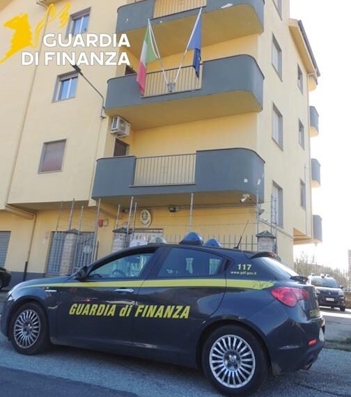 Hanno percepito per sette anni la pensione del padre nel frattempo deceduto, denunciati dalla Guardia di Finanza (VIDEO) 1 Sequestrati 90mila euro ad un presunto locatore di un terreno nel cosentino