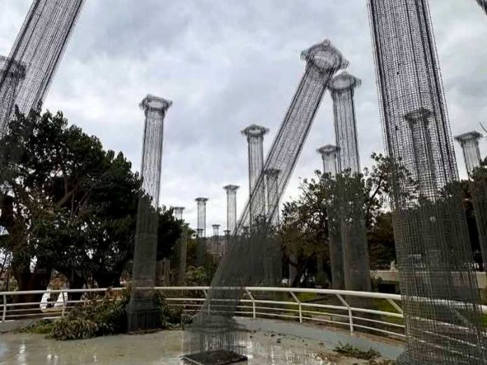 Le colonne di Tresoldi a rischio dopo le mareggiate che hanno colpito il lungomare di Reggio Calabria 1 Le colonne di Tresoldi a rischio dopo le mareggiate che hanno colpito il lungomare di Reggio Calabria