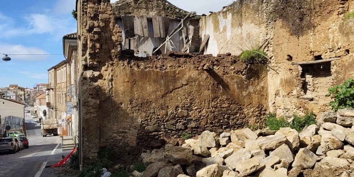 Vibo Valentia, rudere pericolante su Scesa del Gesù, disposta la messa in sicurezza. Strada chiusa