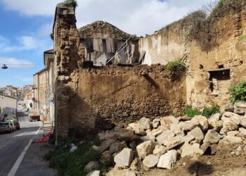 Vibo Valentia, rudere pericolante su Scesa del Gesù, disposta la messa in sicurezza. Strada chiusa 11 Vibo Valentia, rudere pericolante su Scesa del Gesù, disposta la messa in sicurezza. Strada chiusa