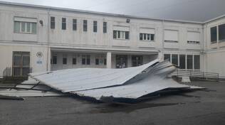 Il vento fa volare via il tetto della scuola primaria “D’Errico”