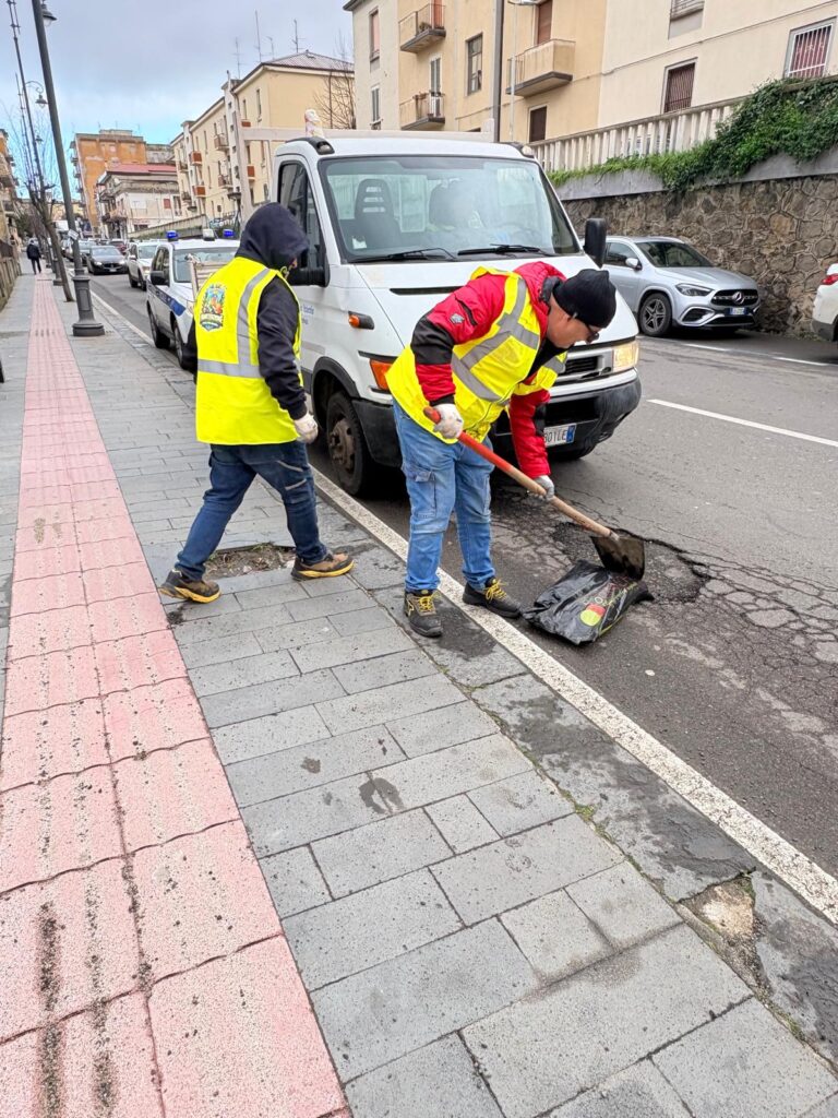 Vibo Valentia, l’assessorato alla Manutenzione fa il punto sulla situazione del territorio dopo il maltempo 4 vibo valentia ricolmatura buche 1
