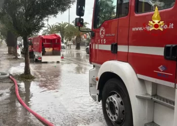 Forti venti sulla Calabria, mareggiate e onde alte fanno danni sul lungomare di Reggio Calabria