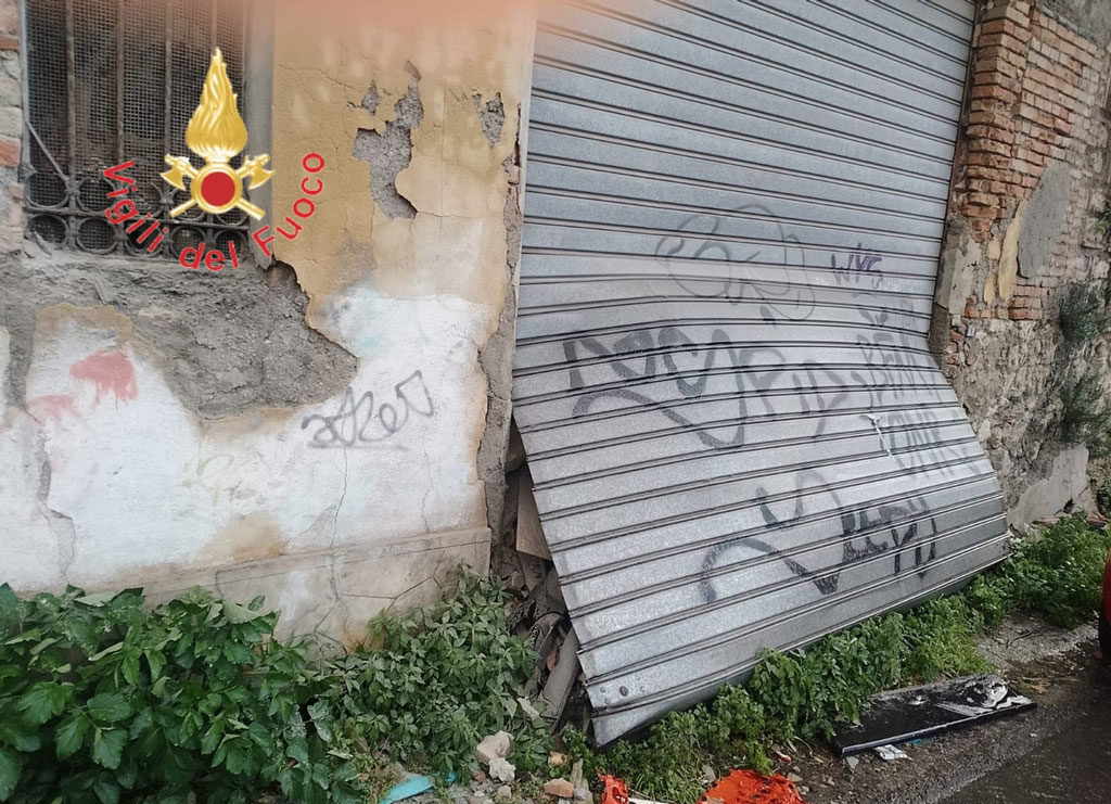 Immobile a rischio crollo in via Carlo V a Catanzaro 2 vvf 2026 02 20 alle 11.10.20 2ff36