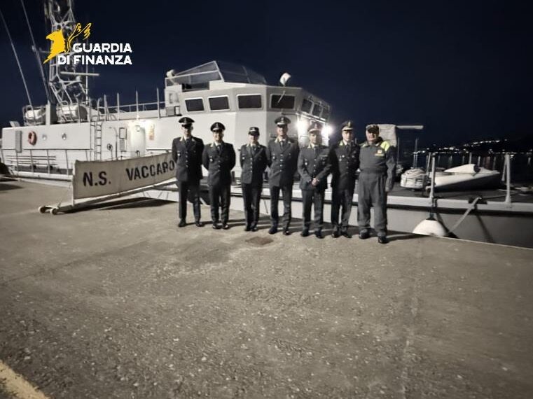 La Nave Scuola della Guardia di Finanza “Vaccaro”, ha fatto tappa nel porto di Vibo Marina