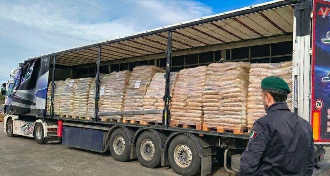La Guardia di Finanza sequestra oltre 250 tonnellate di pellet non sicuro di origine turca