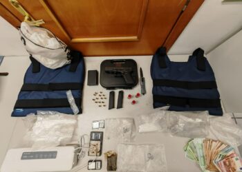 A Crotone la Guardia di Finanza denuncia un uomo per spaccio di droga e detenzione di arma clandestina
