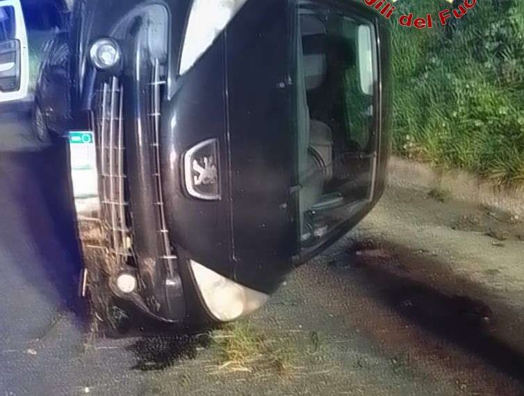 Intervento dei Vigili del Fuoco di Vibo Valentia per un incidente stradale a Zungri