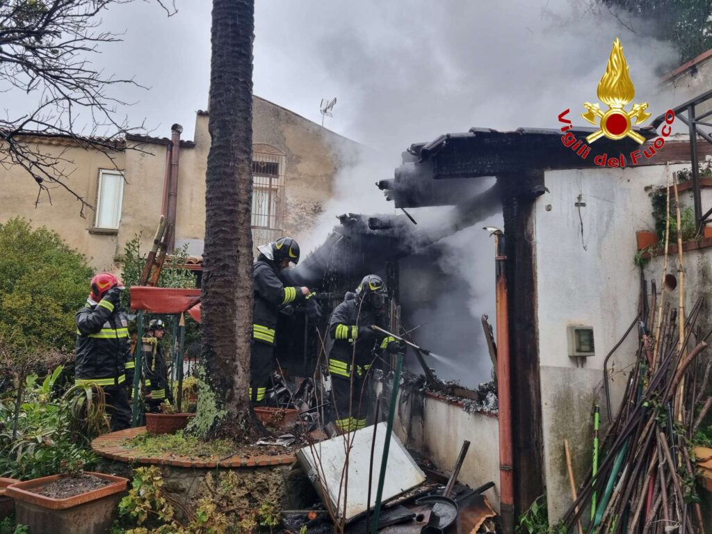 Vibo Valentia, incendio in un'abitazione del centro storico 3 1wtmk 2