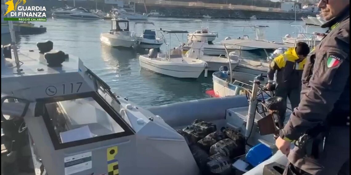 Sequestrati quasi 400 kg di cocaina purissima nel porto di Gioia Tauro (VIDEO) 1 Sequestrati quasi 400 kg di cocaina purissima nel porto di Gioia Tauro (VIDEO)