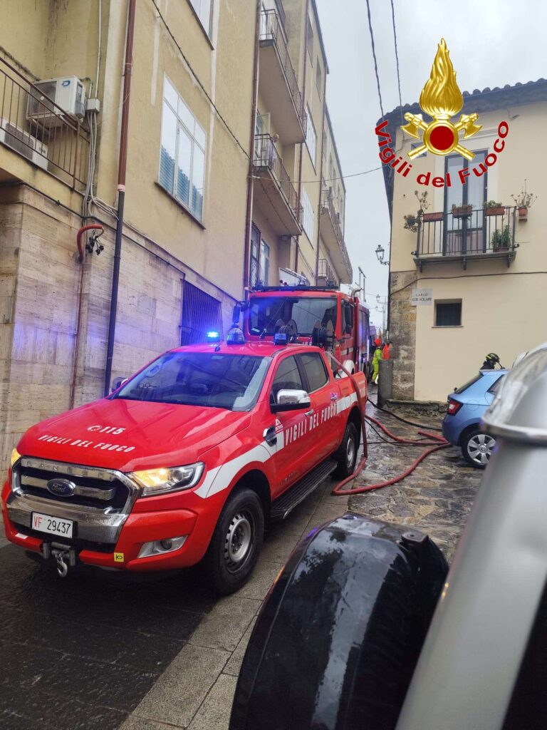 Vibo Valentia, incendio in un'abitazione del centro storico 5 3wtmk