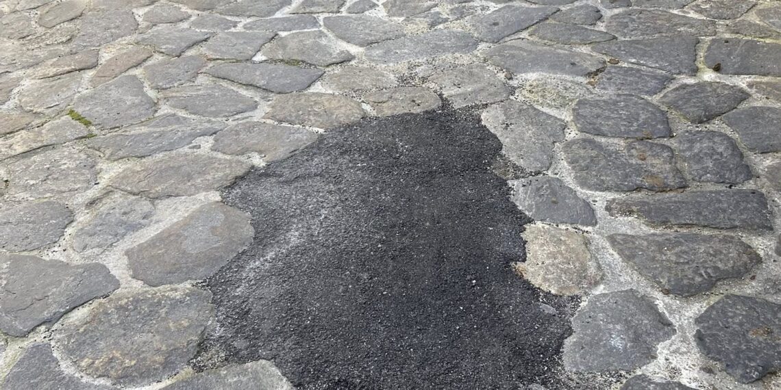 Asfalto sulla memoria: lo sfregio silenzioso che cancella l’anima del centro storico di Vibo Valentia