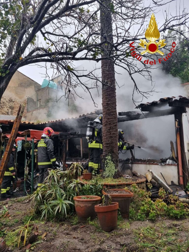 Vibo Valentia, incendio in un'abitazione del centro storico 4 6wtmk