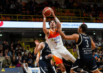 Basket, secca sconfitta della Redel battuta in casa dalla Virtus Matera (VIDEO)