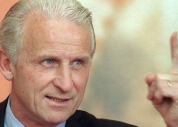 Golia è vivo, Davide ha sbagliato mira. Non dire gatto se non ce l’hai nel sacco!