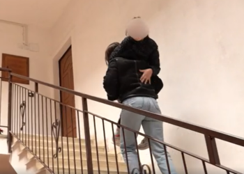 Una figlia in spalla, barriere quotidiane: il caso di Giulia tra diritto all’abitare e silenzi istituzionali