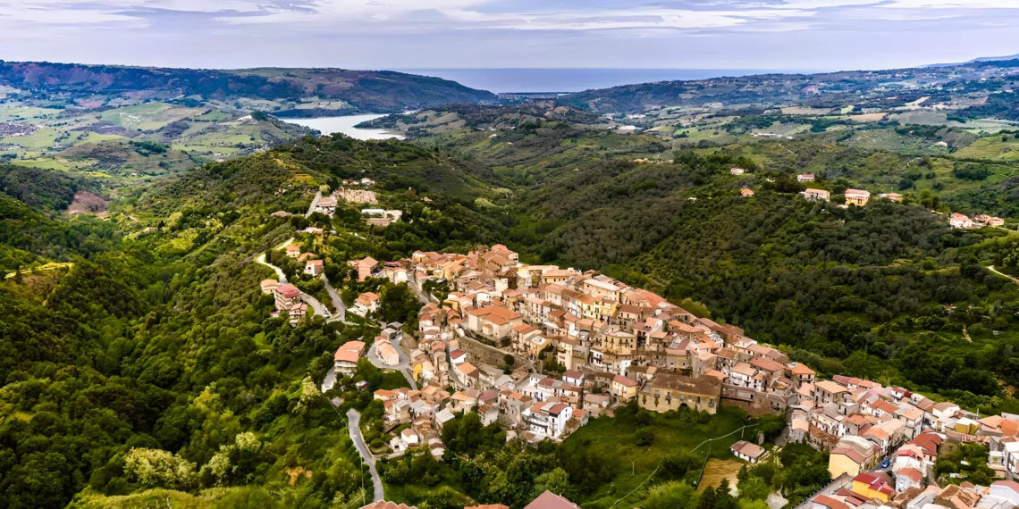 Monterosso si stringe nel ricordo di Giuseppe La Grotteria: fiaccolata e intitolazione della sede della banda