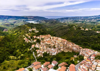 Monterosso si stringe nel ricordo di Giuseppe La Grotteria: fiaccolata e intitolazione della sede della banda