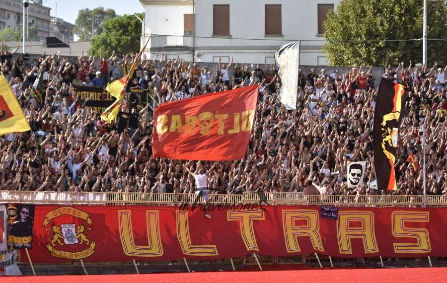 Catanzaro, squadra che vince, città che perde