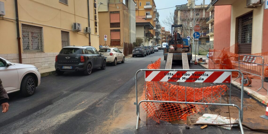 Vibo Valentia, il triste destino di via P. E. Murmura: appena asfaltata e già rotta, sottoposta a lavori