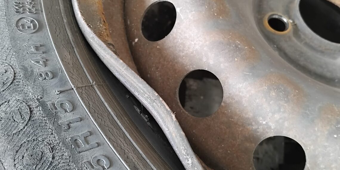 Jonadi, automobilista denuncia: “Due grosse buche sulla strada comunale, auto danneggiata. Intervenga il Comune”