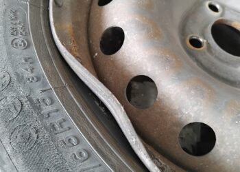 Jonadi, automobilista denuncia: “Due grosse buche sulla strada comunale, auto danneggiata. Intervenga il Comune”