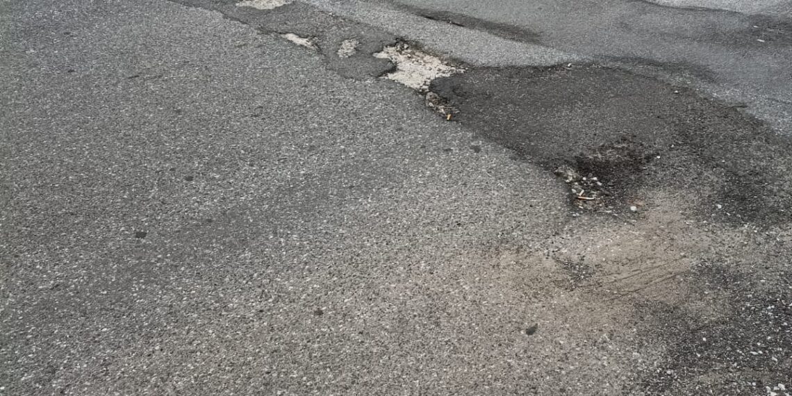 Via Gobetti a Vibo Valentia, strada dissestata da quasi un anno: protestano i residenti