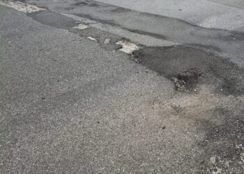 Via Gobetti a Vibo Valentia, strada dissestata da quasi un anno: protestano i residenti