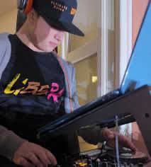 DJ Dev protagonista questa sera a Vibo Valentia per “La Memoria scende in piazza. Diamo linfa al bene”