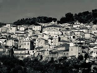 “Riace – Il racconto tra mito e leggenda”: memoria, identità e futuro di un borgo calabrese nel libro di Caristo