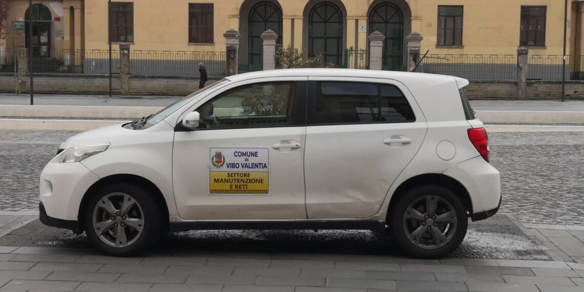 Vibo Valentia, un’auto privata con strane insegne si aggira per le vie della città…