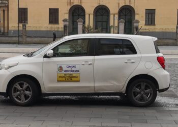 Vibo Valentia, un’auto privata con strane insegne si aggira per le vie della città…