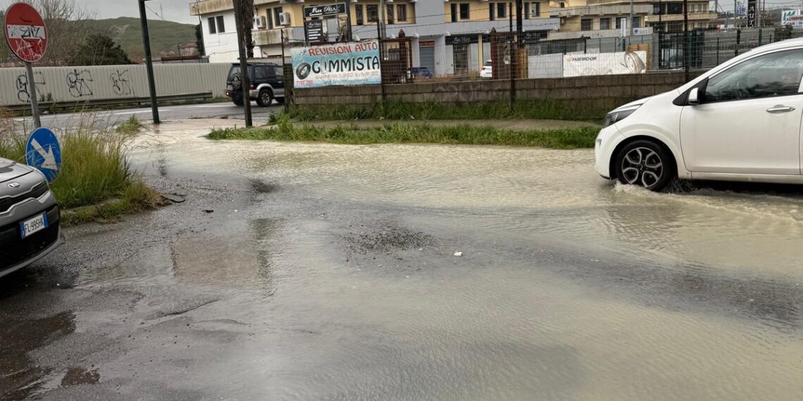 Catanzaro, con le piogge copiose via Lucrezia della Valle diventa una strada navigabile come i canali di Venezia