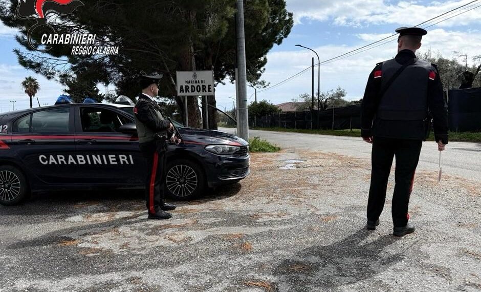 Ardore, minaccia i familiari con un coltello per ottenere denaro: arrestato dai carabinieri