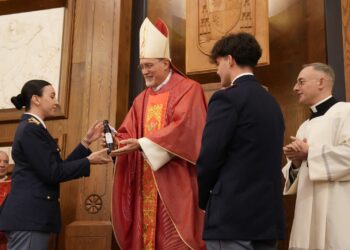 La Polizia consegna alla Diocesi di Mileto, Nicotera e Tropea l'olio del Giardino della Memoria 6 La Polizia consegna alla Diocesi di Mileto, Nicotera e Tropea l’olio del Giardino della Memoria