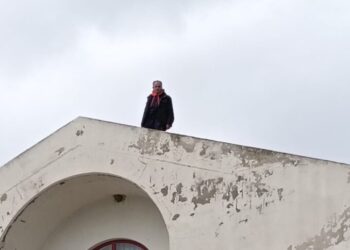 Ancora una volta sul tetto minacciando di burrarsi giù, Antonio Cuppari questa volta sembra più determinato