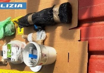 La Polizia scopre un arsenale clandestino e oltre un chilo di cocaina in una campagna a Gioiosa Ionica