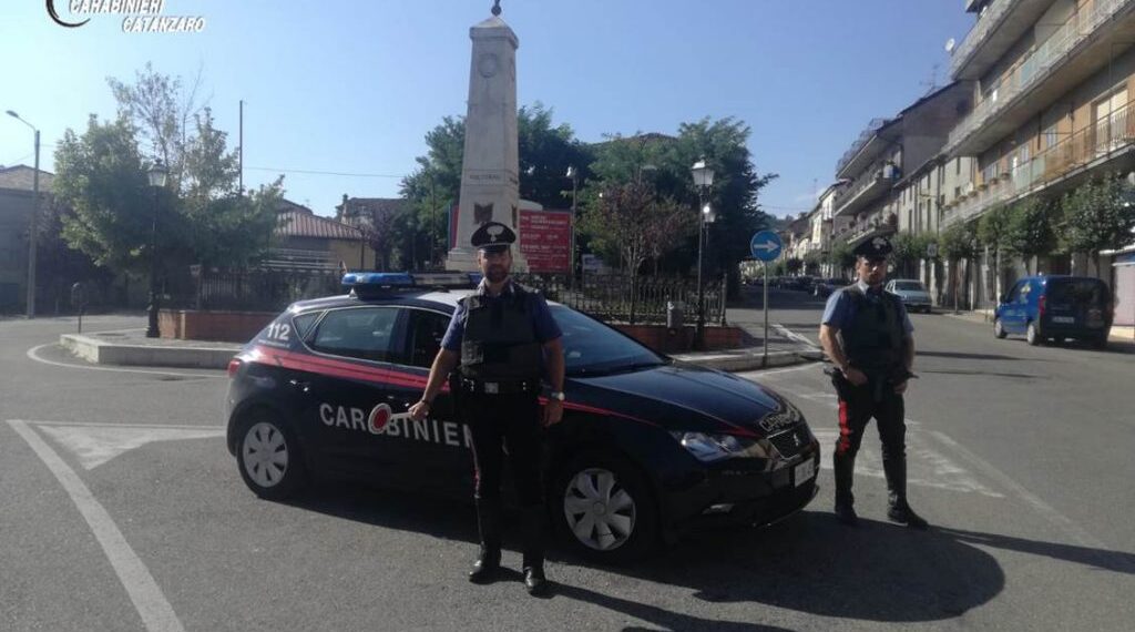 Non si ferma all’alt dei Carabinieri e fugge per 8 km