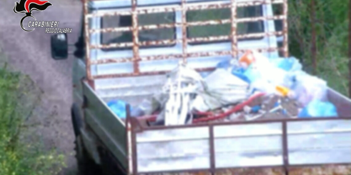 I Carabinieri scoprono una discarica abusiva nella Piana di Gioia Tauro (VIDEO)