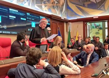 Don Mimmo, il prete vestito di rosso e la sua alta lezione d’amore nella sua città…