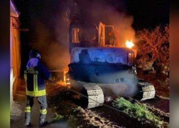 Incendiato l’escavatore impegnato nella costruzione dell’asilo nido comunale a Torano Castello
