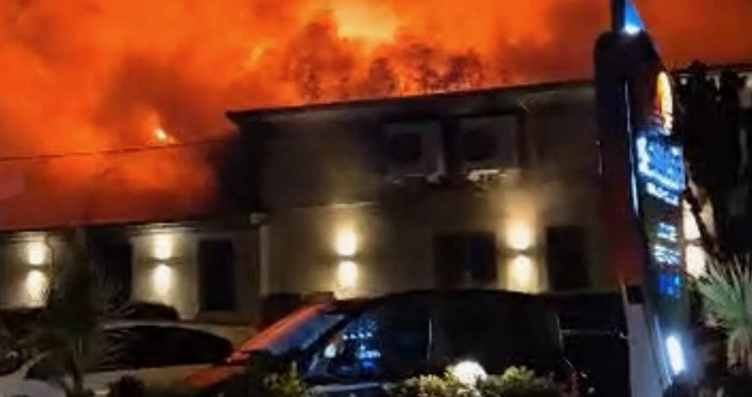 Un vasto incendio ha distrutto Sunset Beach Club di Palmi