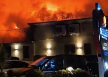 Un vasto incendio ha distrutto Sunset Beach Club di Palmi